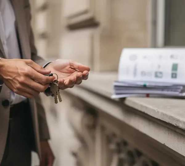 Remise des clés d'un bien immobilier entre deux particuliers en France, symbolisant une transaction sécurisée sans agence
